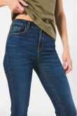 Jean jegging ajustado azul oscuro con bolsillos y tiro alto