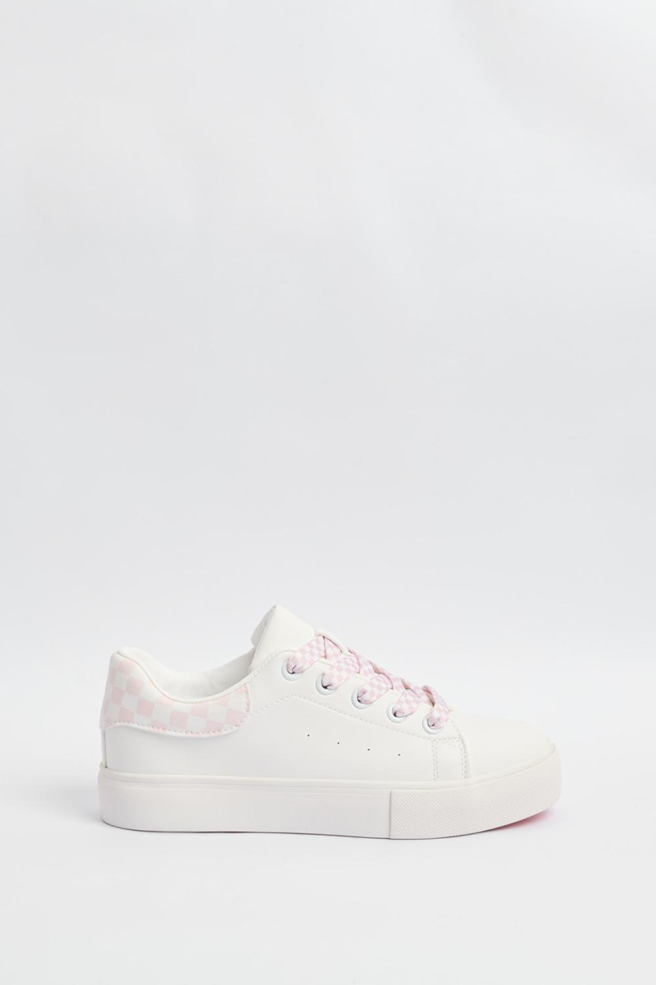 Tenis blancos casuales con diseños de cuadros rosados