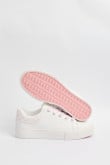 Tenis blancos casuales con diseños de cuadros rosados