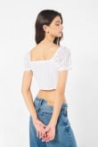 Blusa crop top unicolor con manga corta aglobada y recogido