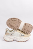 Tenis maxi chunky, en color blanco cremoso, esta elaborado con materiales texturizados, altura de plataforma 5.5cm.