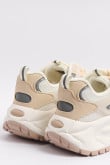 Tenis maxi chunky, en color blanco cremoso, esta elaborado con materiales texturizados, altura de plataforma 5.5cm.