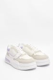 Tenis casuales blancos con suelas altas y contrastes