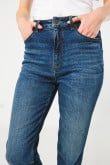 Jean mom súper tiro alto azul oscuro con bota recta corta