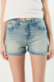 Short tiro alto en jean azul claro con desgastes y bolsillos