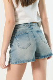 Short tiro alto en jean azul claro con desgastes y bolsillos