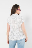 Blusa unicolor estampada manga corta con hombro rodado