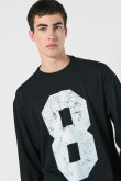 Buzo oversize negro con diseño college y cuello redondo