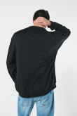 Buzo oversize negro con diseño college y cuello redondo