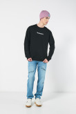 Buzo negro cuello redondo oversize con texto college