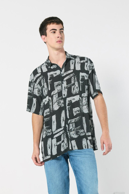 Camisa manga corta negra estampada con cuello sport