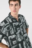 Camisa manga corta negra estampada con cuello sport