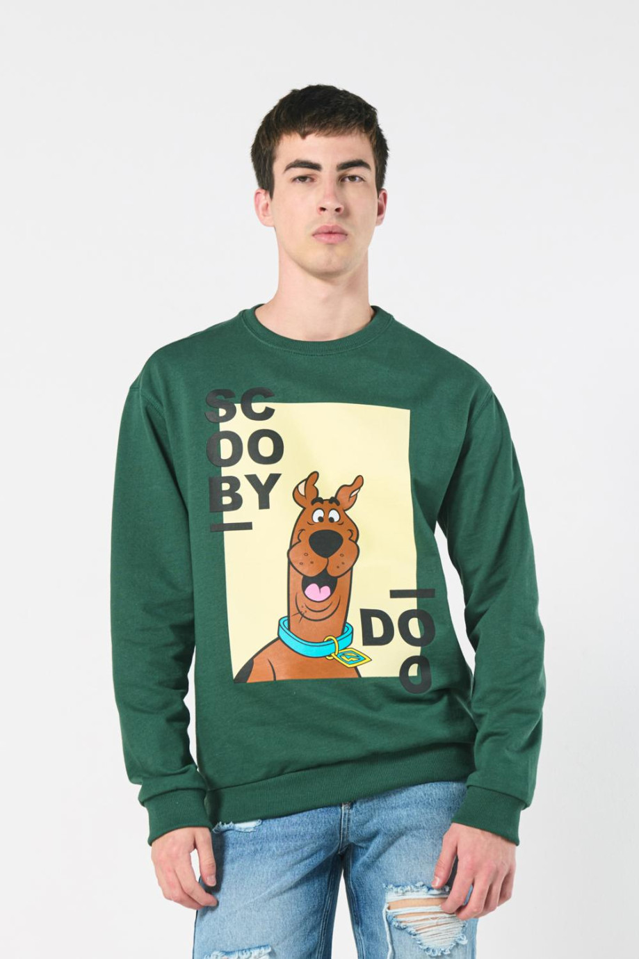 Buzo verde oscuro cuello redondo con arte de Scooby-Doo