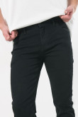 Jean skinny ceñido negro con bolsillos y tiro bajo