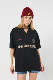 Camiseta negra oversize con cuello V y estampado college