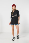 Camiseta negra oversize con cuello V y estampado college