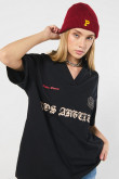 Camiseta negra oversize con cuello V y estampado college