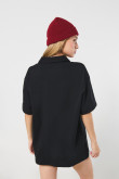 Camiseta negra oversize con cuello V y estampado college