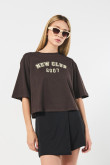 Camiseta oversize crop top café con estampado college