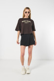 Camiseta oversize crop top café con estampado college