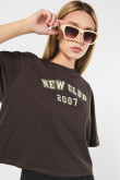 Camiseta oversize crop top café con estampado college