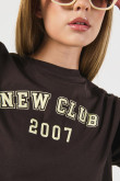 Camiseta oversize crop top café con estampado college