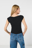 Camiseta para mujer unicolor cuello bandeja en tela texturizada. Fit slim manga corta.