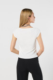 Camiseta para mujer unicolor cuello bandeja en tela texturizada. Fit slim manga corta.