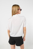 Blusa unicolor a rayas con cuello resort y botones