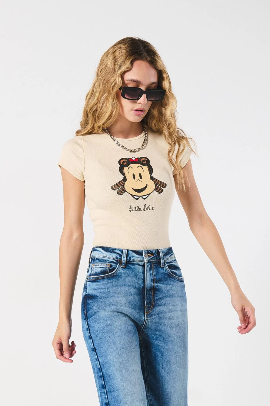 Camiseta crop top kaki con arte de la Pequeña Lulú