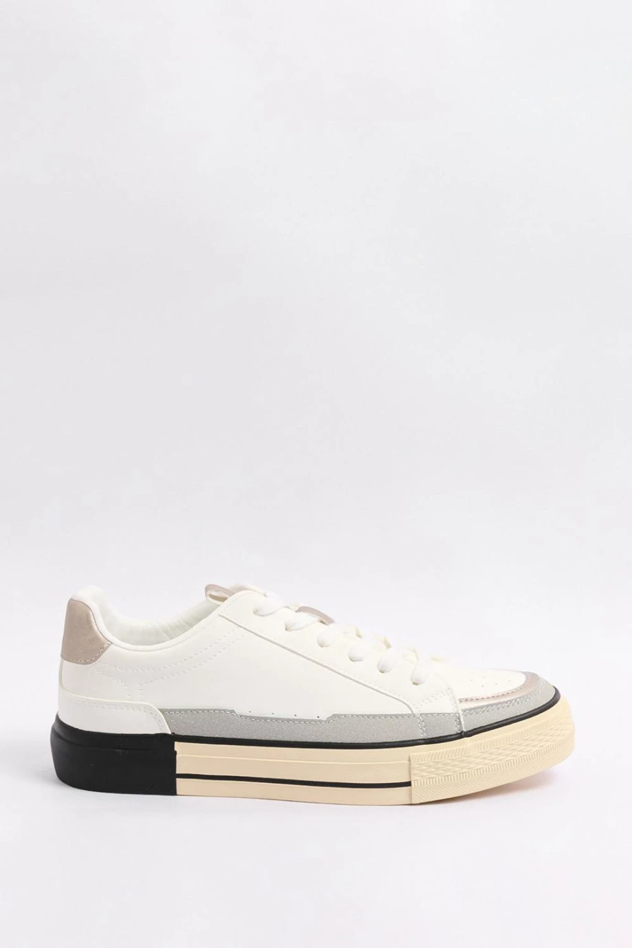 Tenis casuales blancos con contrastes y perforaciones