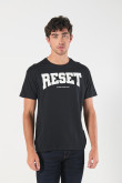 Camiseta cuello redondo negra con texto college en frente