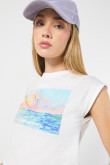 Camiseta crema con paisaje artístico y manga corta