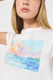 Camiseta crema con paisaje artístico y manga corta