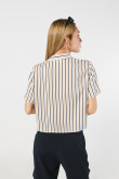 Blusa unicolor a rayas con cuello resort y botones