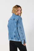 Chaqueta oversize de jean azul clara con bolsillos amplios