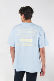 Camiseta oversize azul con textos estampados y manga corta