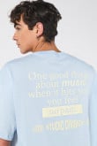 Camiseta oversize azul con textos estampados y manga corta