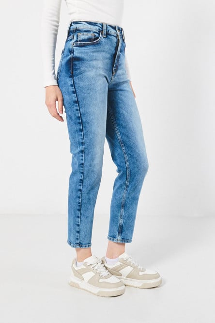 Jean mom azul con bota recta, desgastes y tiro súper alto