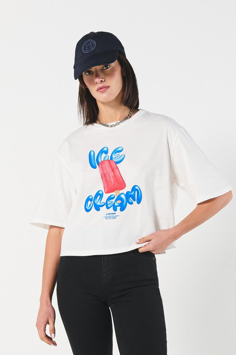 Camiseta crema crop top oversize con diseño de helado