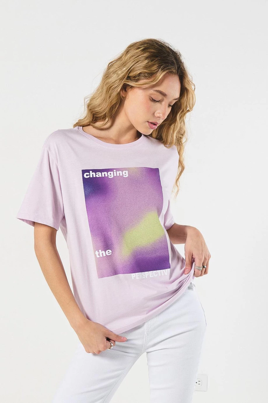 Camiseta lila clara cuello redondo con diseño futurista