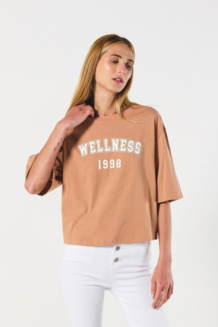 Camiseta oversize crop top salmón con diseño college