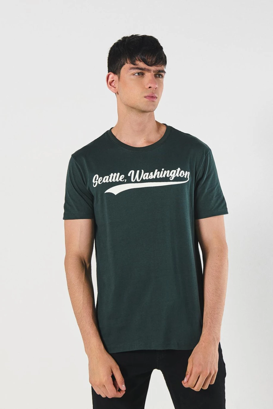 Camiseta manga corta verde con diseño college blanco