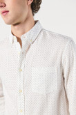 Camisa cuello button down manga larga en slim fit con mini print