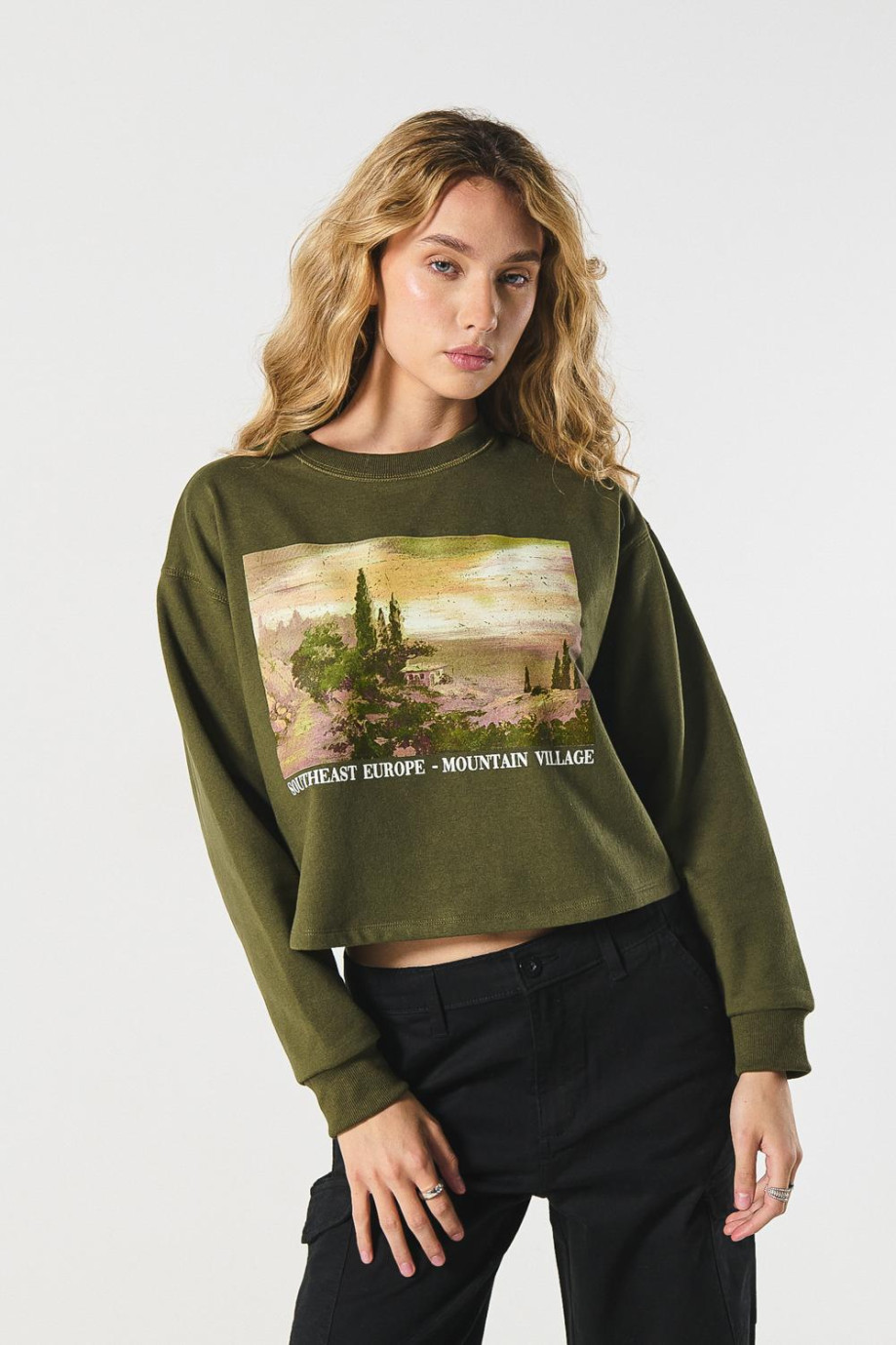 Buzo verde oscuro crop top con paisaje artístico