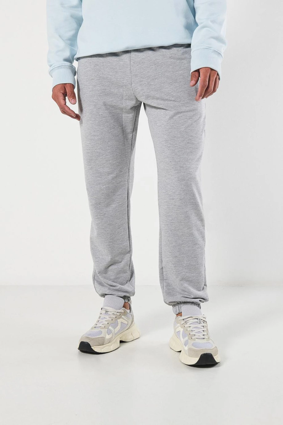 Pantalón jogger gris claro con elástico en bota y bolsillos