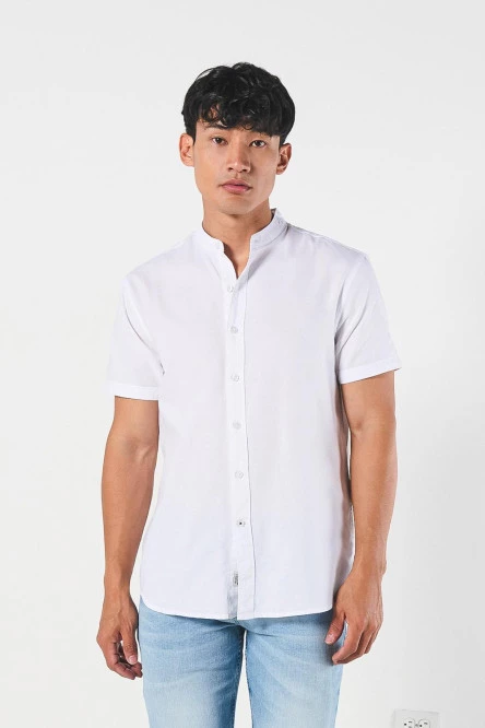 Camisa cuello neru o mao, manga corta en slim fit