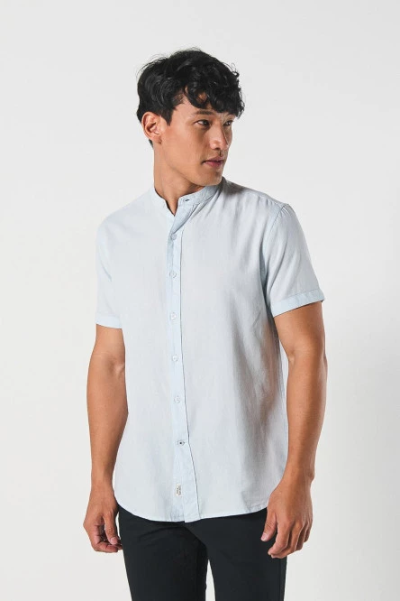 Camisa cuello neru o mao, manga corta en slim fit