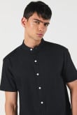 Camisa cuello neru o mao, manga corta en slim fit