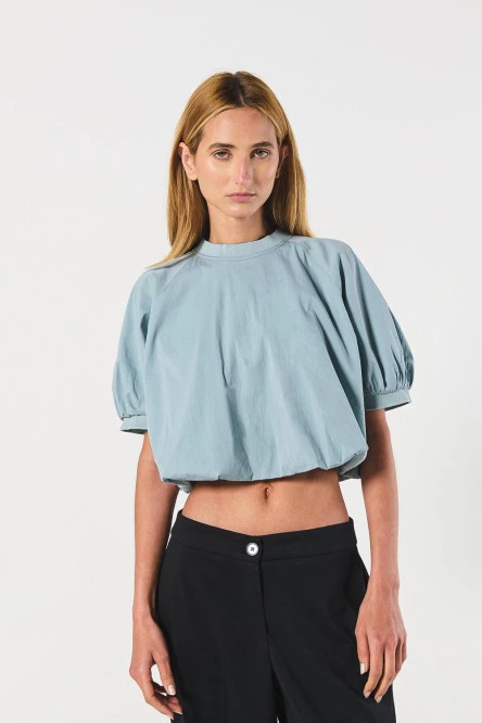 BLUSA CON SILUETA AGLOBADA MANGA  RAGLAN CORTA.